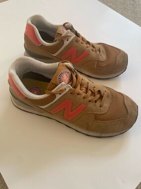 New Balance 574 Sneakers Women’s Size 9 Tan & Coral
